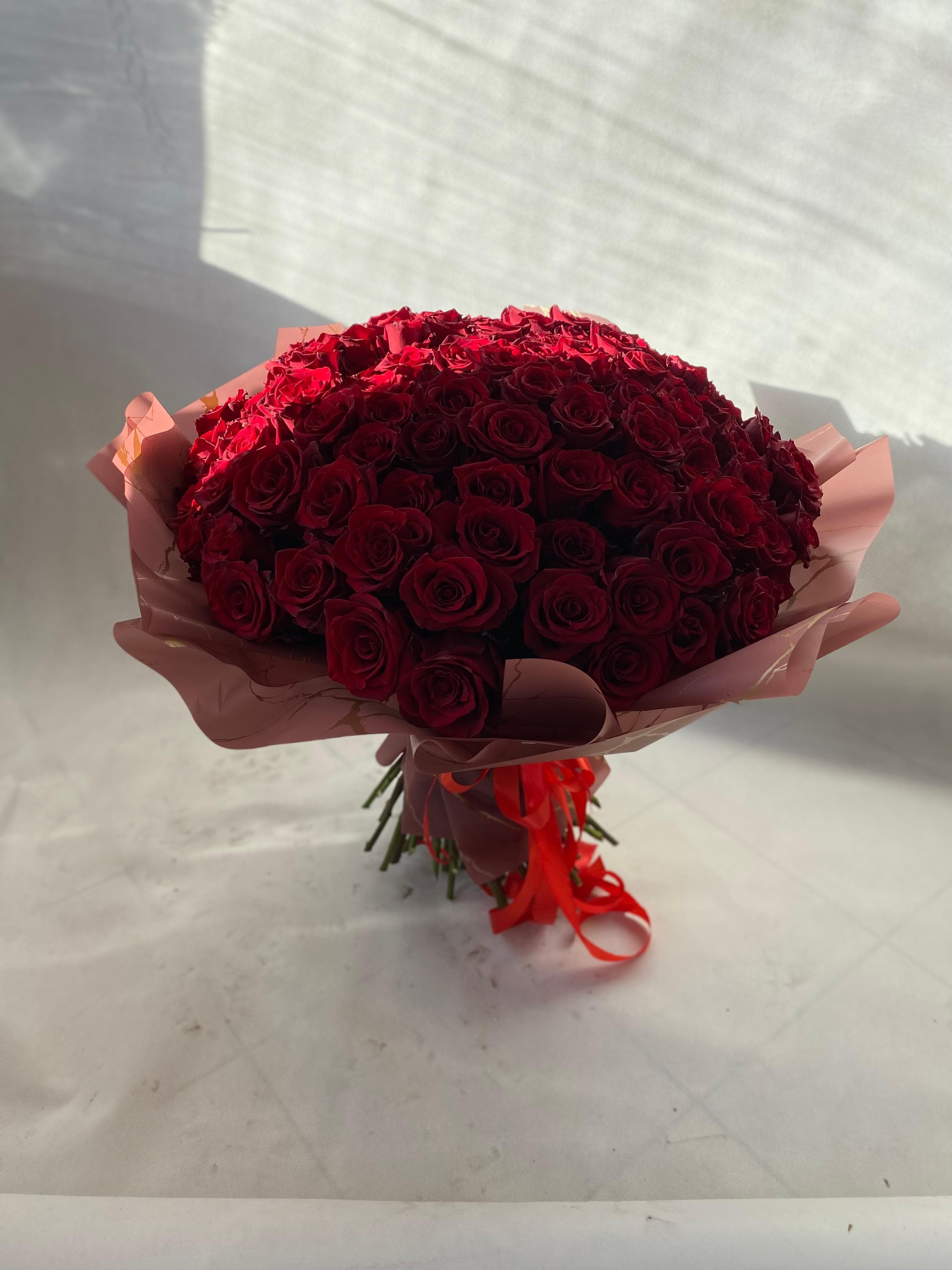 Bukiet 100 róż na Walentynki – wyjątkowy gest miłości